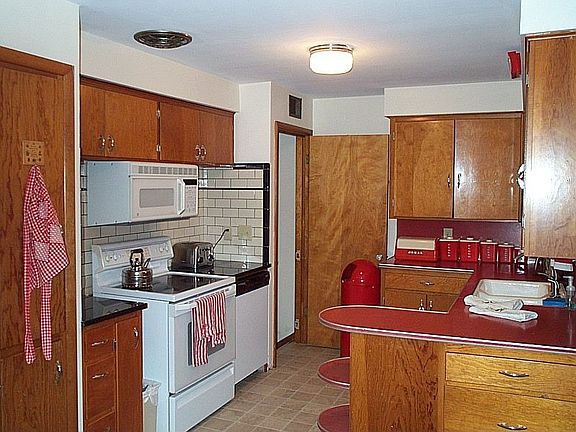 Recent appliances/period cabinets