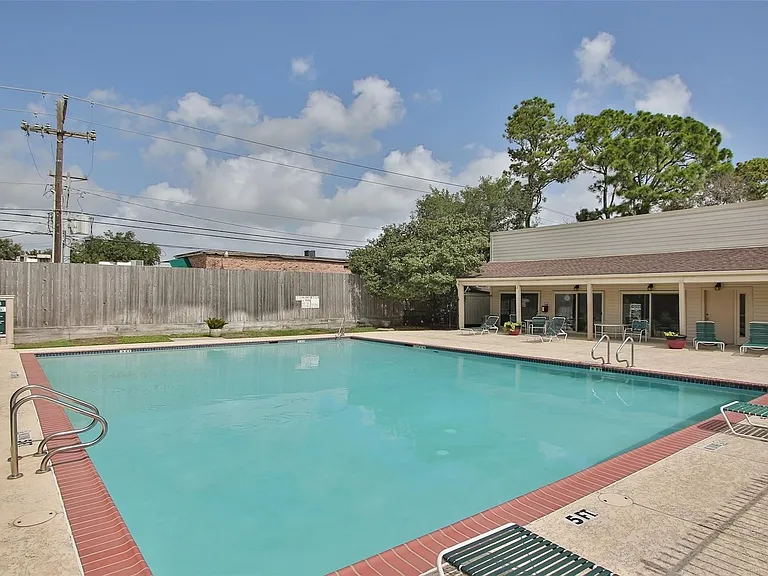 2050 Augusta Dr — Photo 33