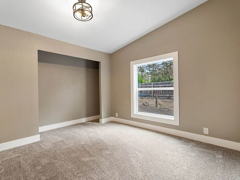 8695 SW Crater Loop Rd — Photo 8