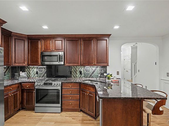 3rd image of 46 Jordan St