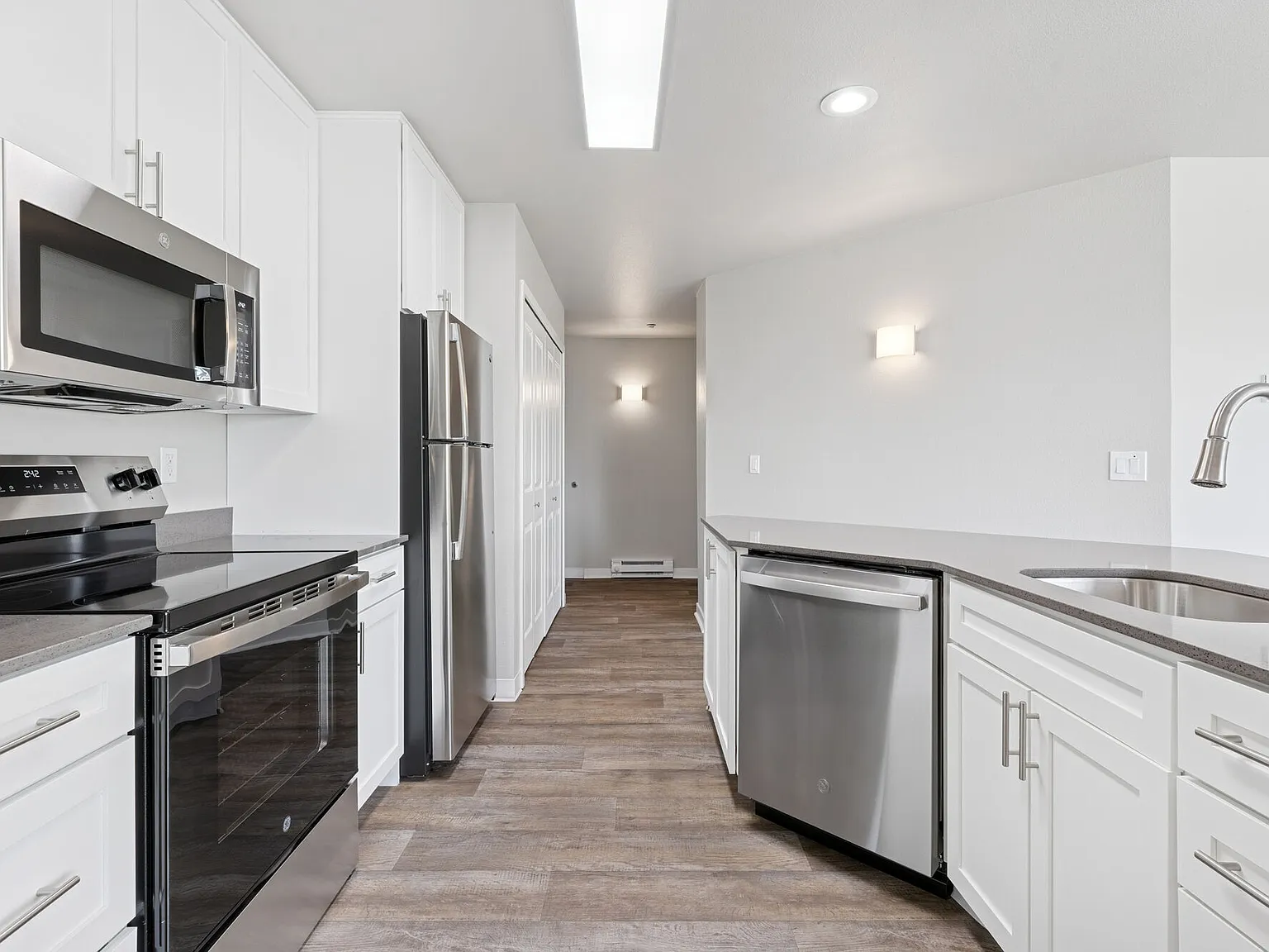 Sunset Summit Apartments — Photo 1