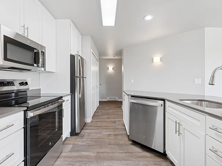 Sunset Summit Apartments — Photo 1