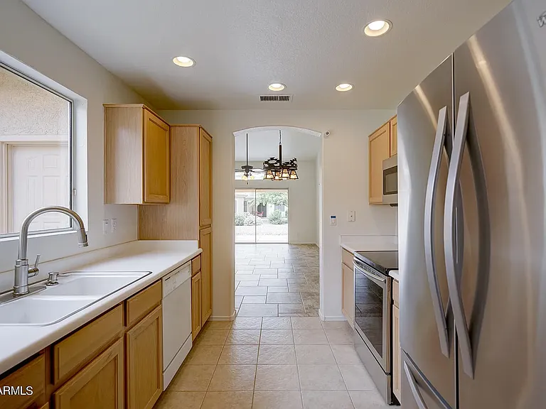 10389 W Burnett Rd — Photo 2