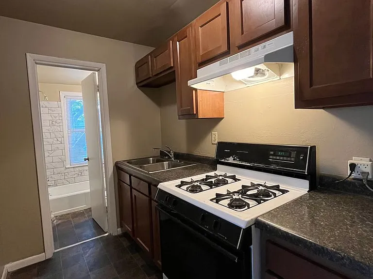 476 Herschel St. — Photo 18