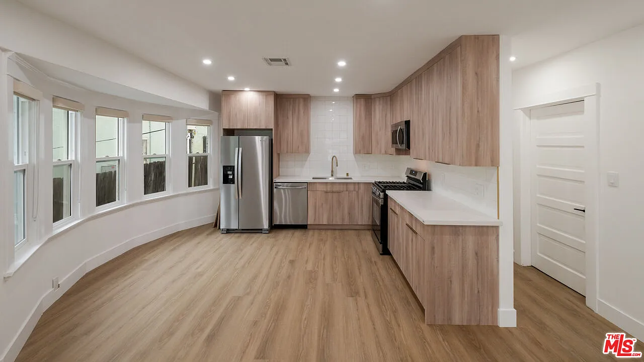 3 bed, 3.0 bath, 1300 sqft, $4,095 — Photo 3