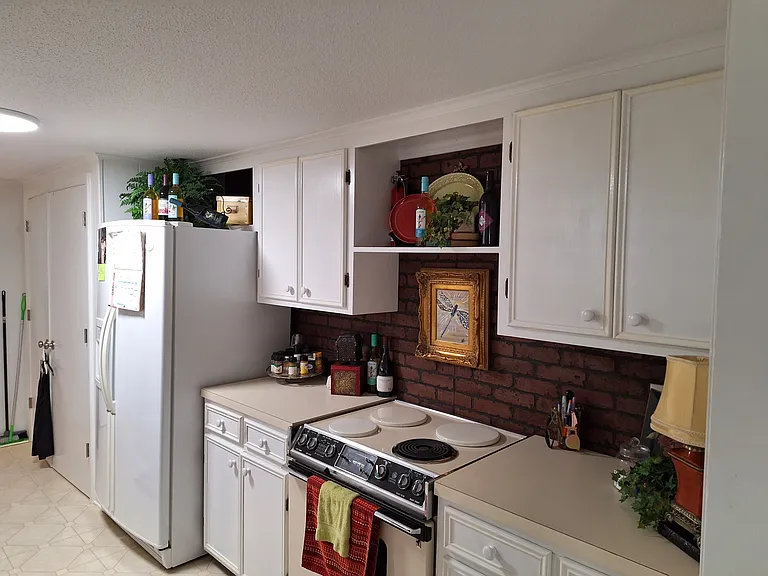 Sample furnishings by past tenant. No furnishings included