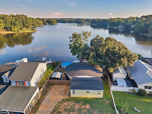 5th image of 379 Edgewater Dr