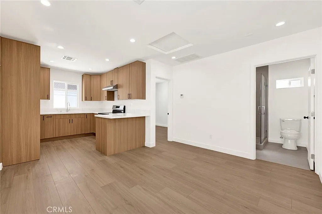 1 bed, 420 sqft, $1,970 — Photo 3