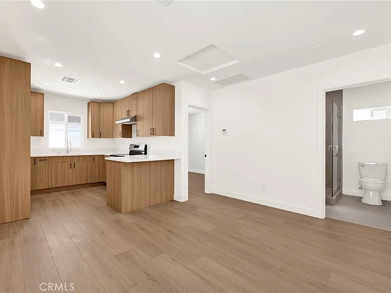 22542 Roscoe Blvd — Photo 3