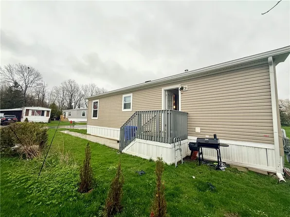 109 E Canyon Dr, Hamburg, NY 14075