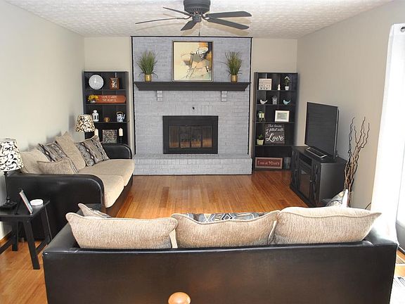 3rd image of 9283 Royal Oak Dr