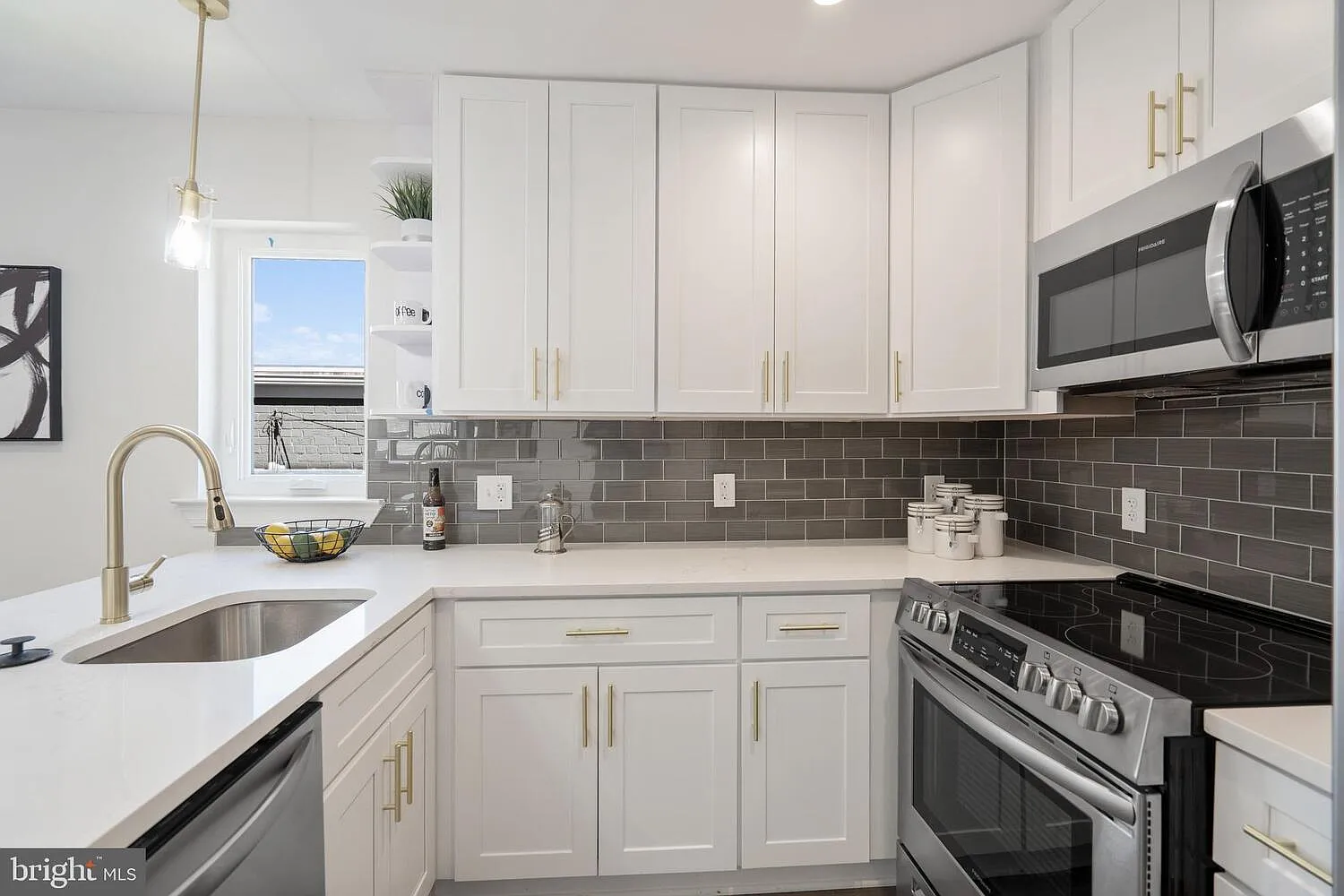 2 bed, 980 sqft, $2,400 — Photo 1