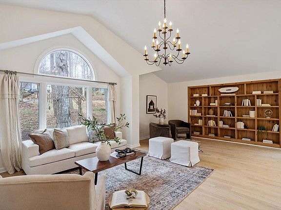 5th image of 201 Wild Oak Ln