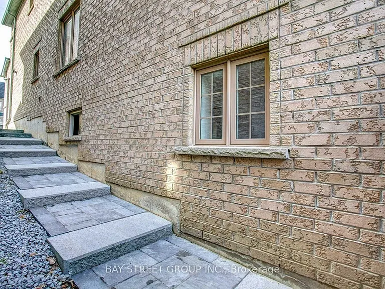 17 Lady Karen Cres #LOWER — Photo 3