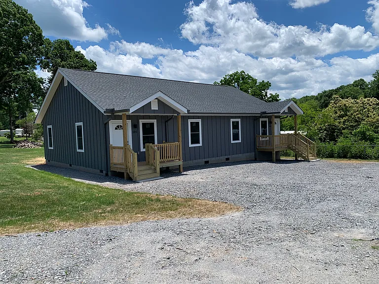 105 Leslies Home Dr — Photo 2