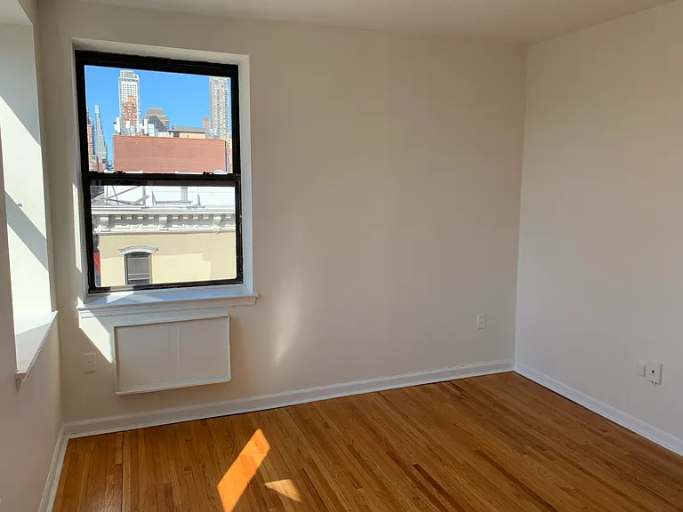 460 W 50th St #4A — Photo 6
