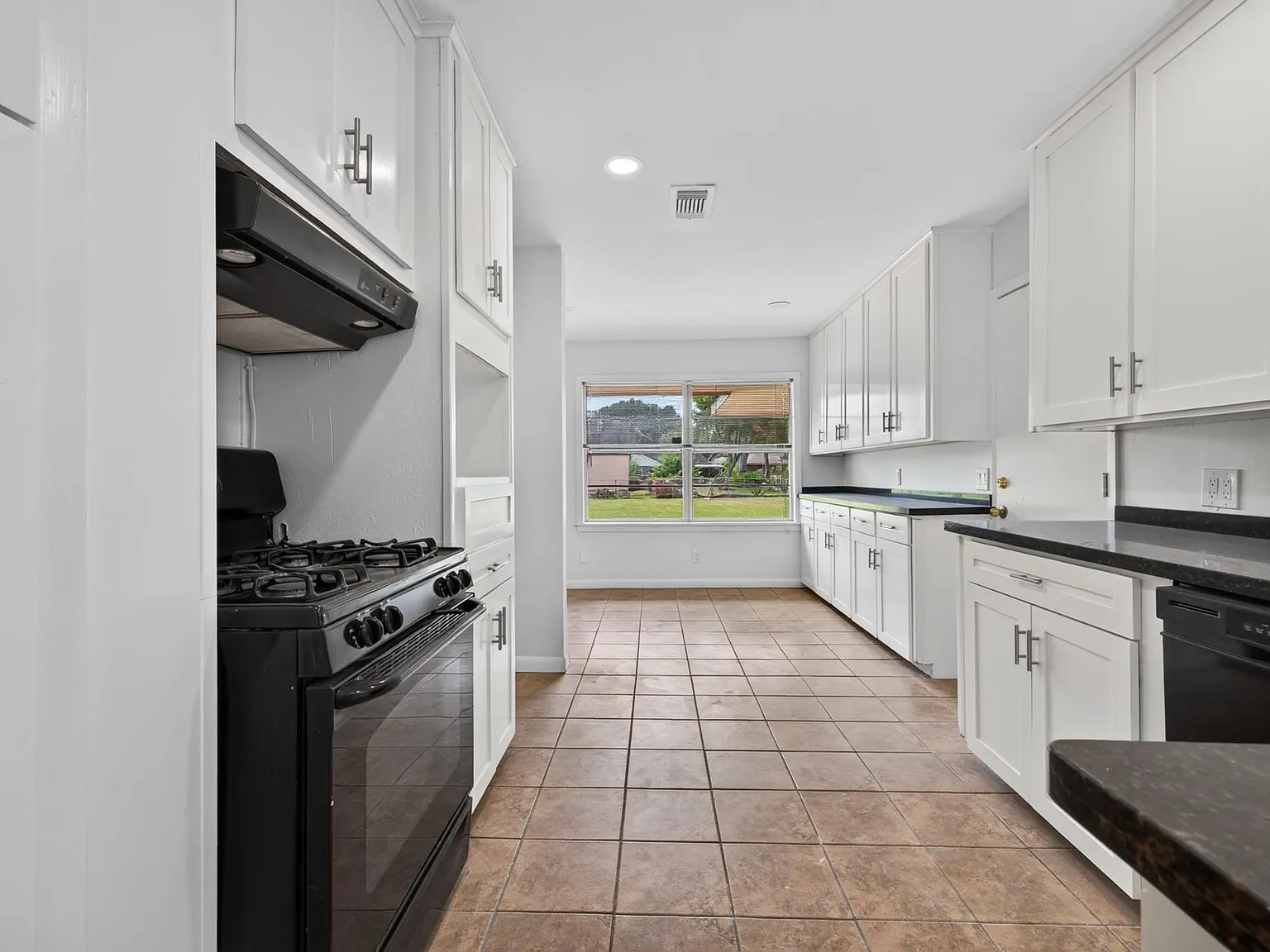3 bed, 2.0 bath, 1644 sqft, $2,350 — Photo 3