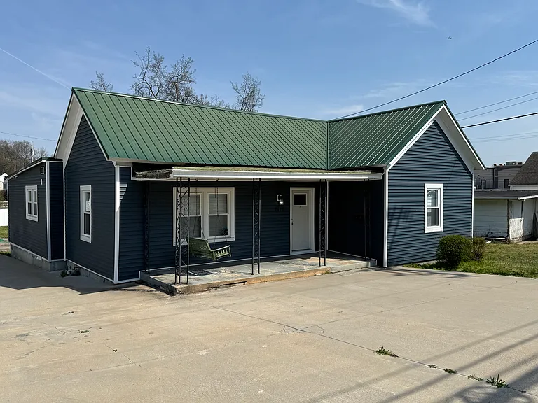 1117 Crossland Ave — Photo 2