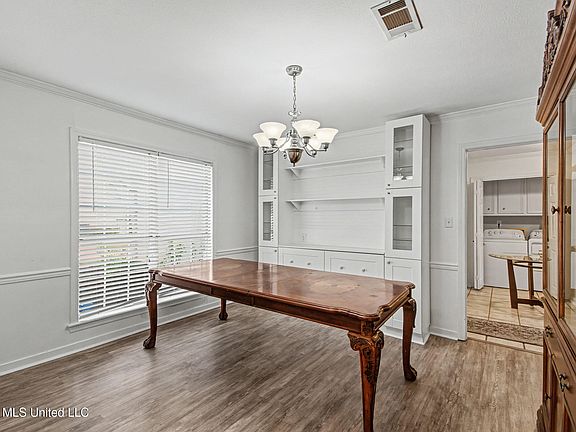 5th image of 606 Honeysuckle Dr