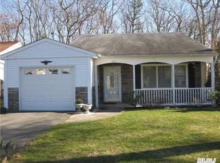 217 Beaumont Ct, Ridge, NY 11961