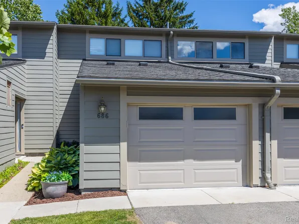 686 Peninsula Ct, Ann Arbor, MI 48105