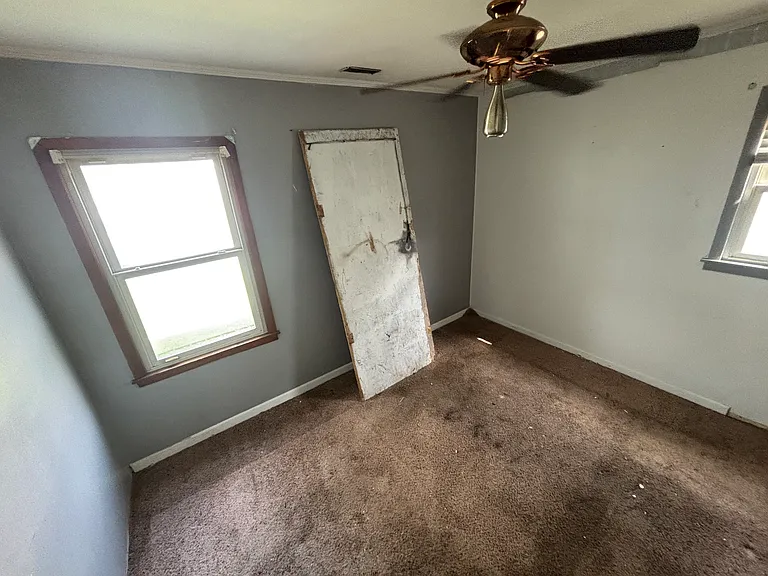 905 N Wesley St — Photo 4