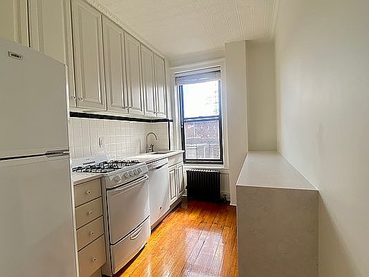 3rd image of 190 Sackett St APT 4