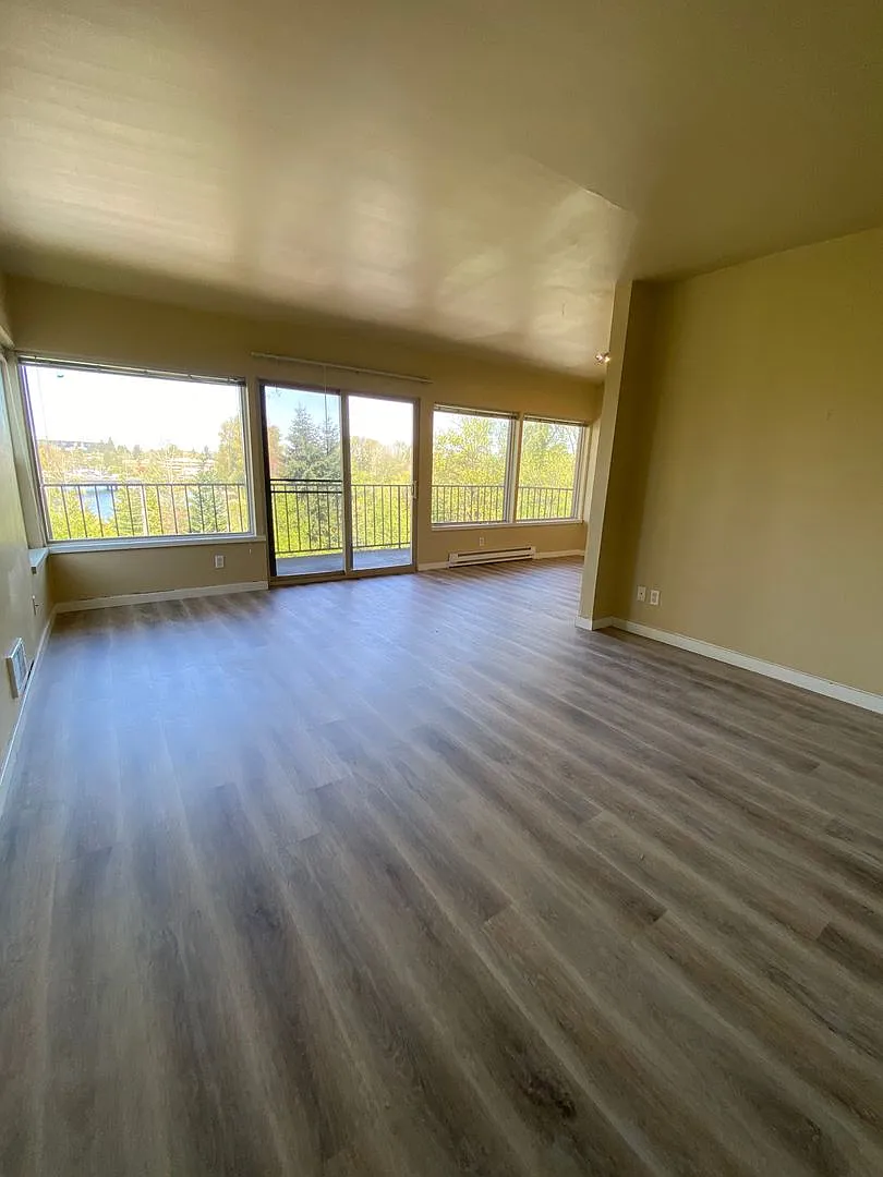 Portage Shore Apartments — Photo 3