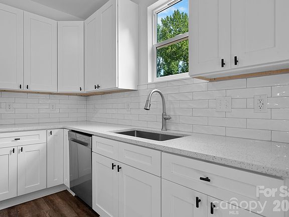 4th image of 209 Knott St