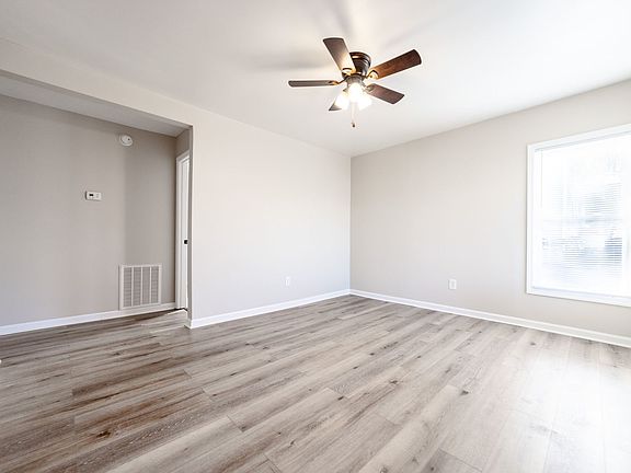 4th image of 1154 E College St