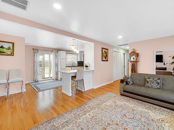 5th image of 327 N Pershing Ave