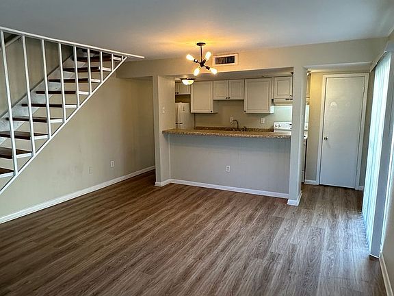 2nd image of 6749 Meadow Oak Pl