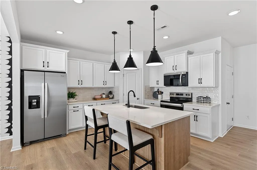 3 bed, 2.5 bath, 1726 sqft, $2,150 — Photo 4