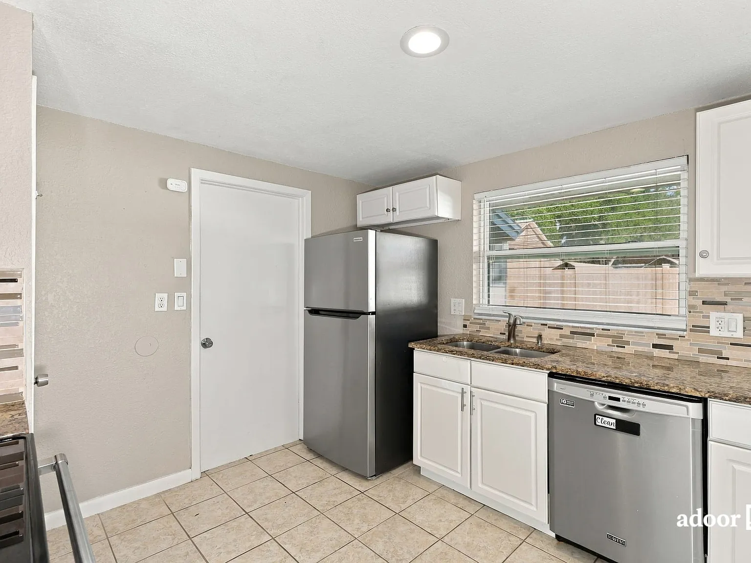 3 bed, 2.0 bath, 1169 sqft, $2,145 — Photo 4