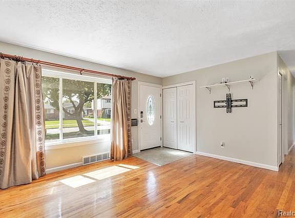 5th image of 34634 Birchwood St