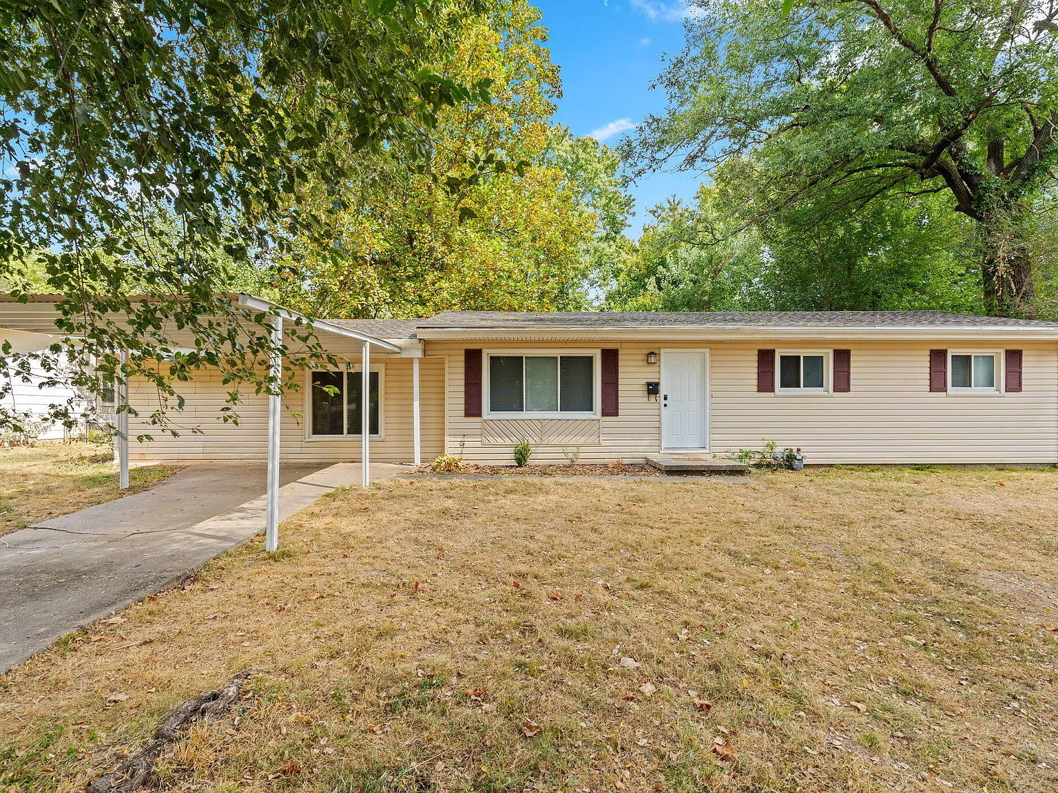 4 bed, 1.5 bath, 1689 sqft, $1,950 — Photo 2