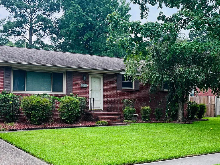 1530 Kilmer Ln — Photo 1