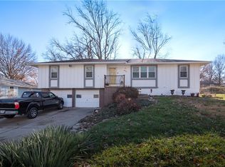 817 SE 13th St, Oak Grove, MO 64075
