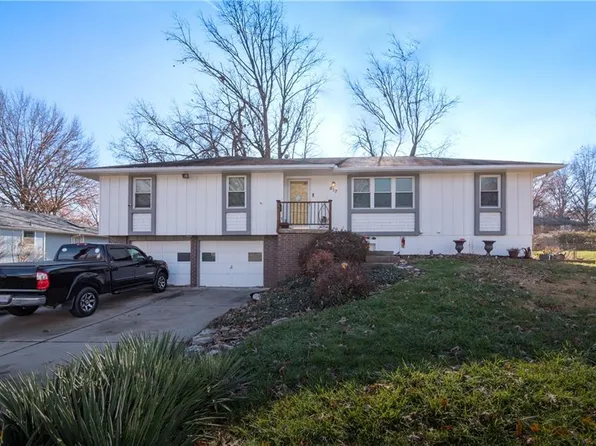 817 SE 13th St, Oak Grove, MO 64075