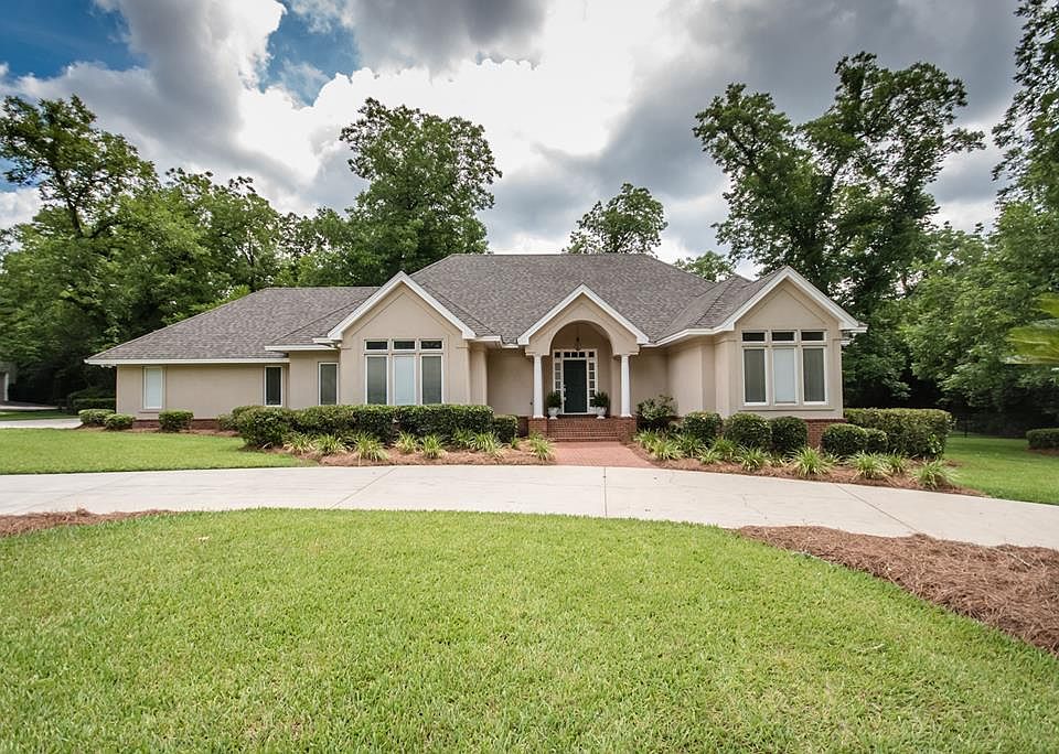 1st image of 2 Crestwood Cir