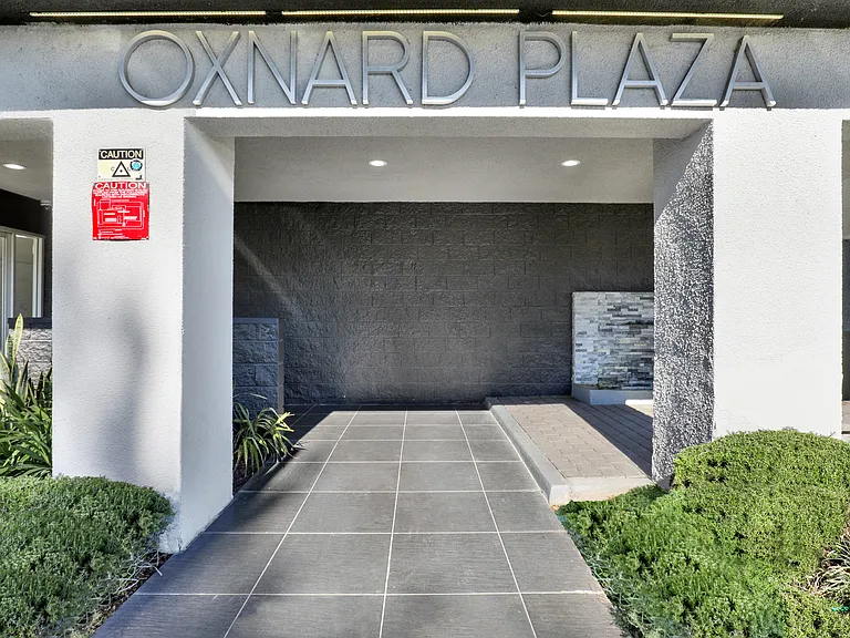 Oxnard Plaza — Photo 13