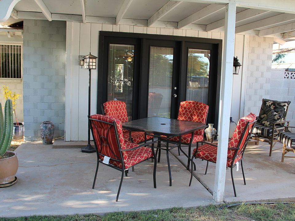 Front patio with enclosed yard.