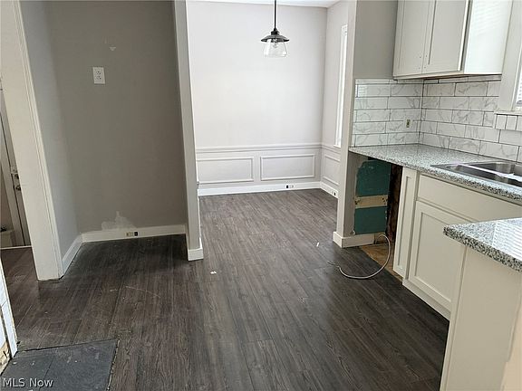 4th image of 3531 Bainbridge Rd