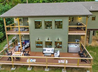 1068 Village Loop Rd, Gatlinburg, TN 37738