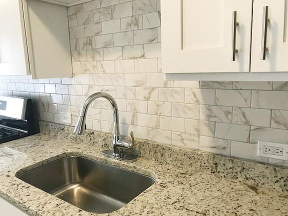 4th image of 2528 N Burling St #1S