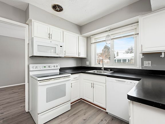 3rd image of 16206 Fairfax St