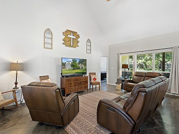 4th image of 706 Liveoak Dr