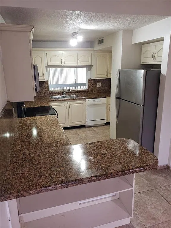 3 bed, 2.5 bath, 1732 sqft, $3,000 — Photo 2