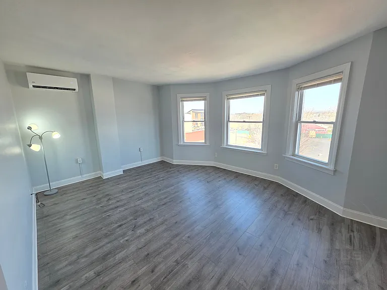  228 Atwells Ave 3rdflr 3b/1b Renovated! Greatlocale! Spacious! Prkg! — Photo 6
