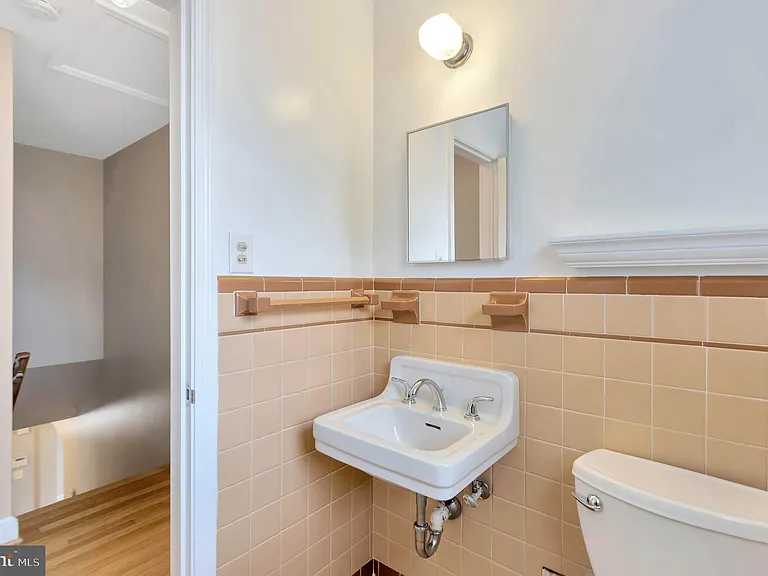 970 N Quintana St — Photo 21